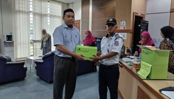 Program edaran buah kurma dari Surau Ar-Rahman ILPKLS