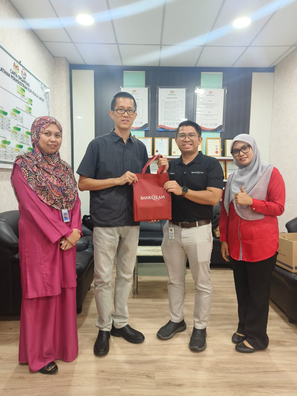 Penyerahan Kad Debit Bank Islam