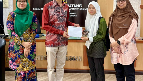 Penyerahan Sumbangan Kebajikan Pelajar 